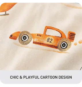 Vue détaillée du tissu en coton avec motifs imprimés de voiture de course et hélicoptère