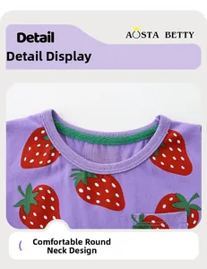 Détail du col rond avec bordure côtelée verte et joli motif de fraises imprimé