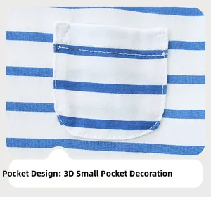 Dettaglio del vestito in maglia di cotone a righe bianche e blu con tasca 3D