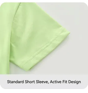 Gros plan d'un t-shirt garçon vert clair montrant le détail de la double couture à la manche