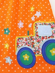 Robe orange à pois pour filles avec broderie détaillée de tracteur et patchs floraux
