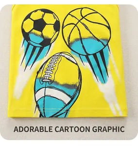 Detailansicht eines gelben Kinder-T-Shirts mit bunten Cartoon-Sportball-Drucken
