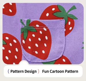 Détail d'une robe en tricot violet avec imprimés fraises rouges et poche frontale