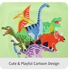 Détails des motifs de dinosaures colorés sur le tissu en coton vert clair du t-shirt enfant