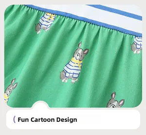 Dettaglio dell'abito in maglia verde con divertente bulldog e nastro a righe decorative