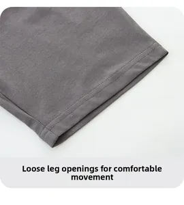 Vue détaillée de l'ourlet à double couture et des ouvertures de jambe du short en coton gris