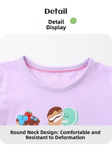 Détail de l'encolure ronde avec ruban renforcé et imprimé gâteau aux fraises sur t-shirt coton