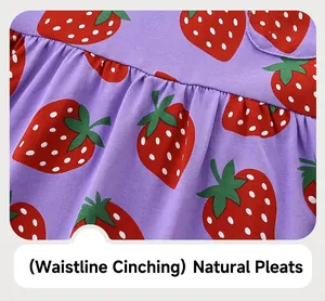 Détail de la taille et motif fraise sur la robe d'été violette pour fillettes