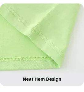 Détail de la couture double aiguille soignée sur l'ourlet du t-shirt dinosaure vert clair garçon