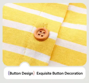 Détail du bouton en bois sur la robe en tricot de coton à rayures jaunes et blanches
