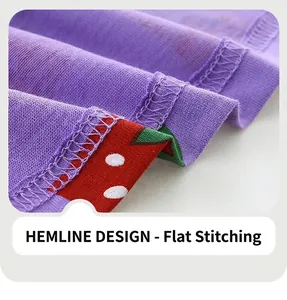 Gros plan sur l'imprimé fraise et les coutures lisses de cette robe de fille