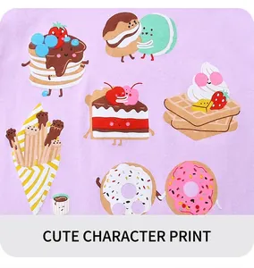 Détail du tissu en maille de coton lavande avec imprimés de desserts de dessin animé