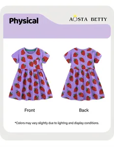 Vues avant et arrière d'une robe d'été violette en coton pour enfant à motif fraise