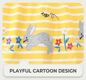 Détail de la robe tricotée à rayures jaunes avec broderies de lapin et d'abeille