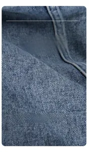 Detaillierte Makroansicht von hochdichtem, blauem Denim-Stoff mit Webstruktur