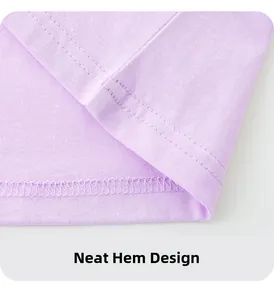 Gros plan de l'ourlet du t-shirt violet avec détails de couture à double aiguille pro