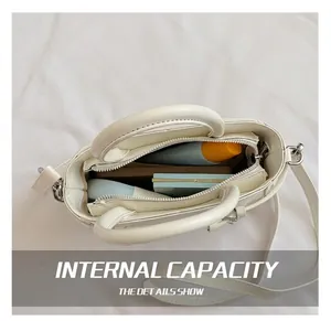 Détails de l'intérieur du sac à main blanc montrant sa grande capacité et ses compartiments