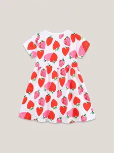 Meisjes zomerjurk met korte mouwen en schattige aardbeienprint op wit zacht katoen