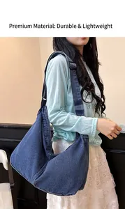 Detail der blauen Denim Hobo Tasche mit breitem verstellbarem Gurt und großem Volumen