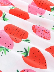 Zomerse prinsessenjurk voor meisjes met een frisse aardbeienprint op wit katoenen stof