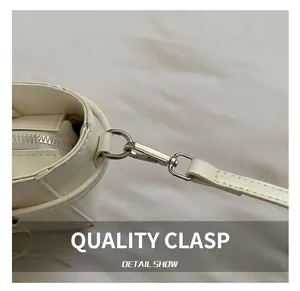 Détail du crochet pivotant en métal argenté de qualité sur le sac seau en cuir blanc