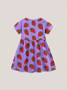 Robe violette à manches courtes pour filles avec imprimé fraises, vue de dos trapèze