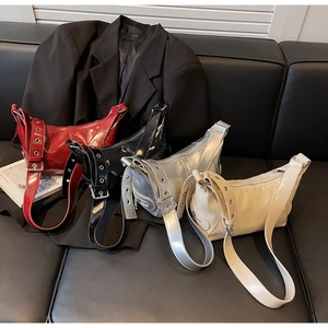 Dettaglio delle borse hobo in rosso, nero, argento e crema con tracolle larghe con occhielli