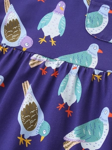 Abito bambina blu scuro con stampa di uccelli colorati, tasca e vita plissettata alla moda