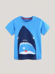 T-shirt pour garçons en coton bleu clair avec imprimé requin et crabe rigolo