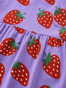 Robe violette pour fille avec imprimé fraises, taille plissée et poche en coton doux