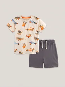 Ensemble d'été garçon en coton avec t-shirt et short et imprimé voiture de course cartoon
