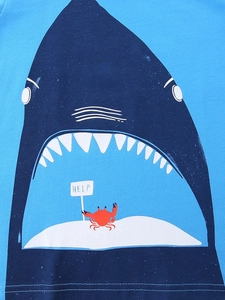 T-shirt en coton bleu ciel pour garçon avec un imprimé requin et crabe amusant