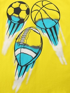 Gelbes Kinder-T-Shirt mit lebhaften Fußball-, Basketball- und Rugby-Sportprints