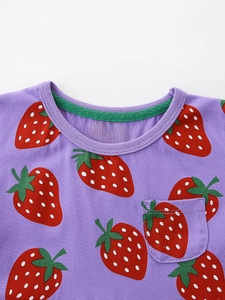 Robe violette en coton pour fille avec imprimé fraises et détail du col côtelé