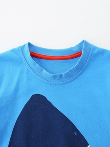 T-shirt bleu ciel en coton pour garçon avec col rond et imprimé de requin