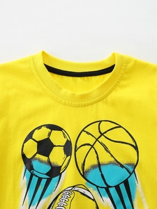 Jungen Baumwoll-T-Shirt in leuchtendem Gelb mit Fußball- und Sportmotiven
