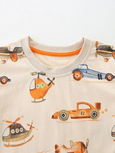 T-shirt manches courtes garçon avec imprimés de véhicules et liseré orange au décolleté