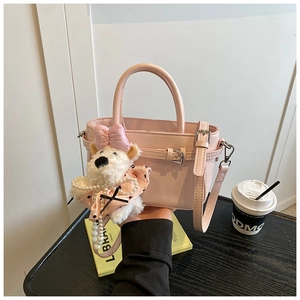 Détail d'un mini sac cabas rose avec une peluche d'ours mignonne et bandoulière fine