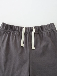 Short tricoté gris foncé pour garçons avec taille élastique et cordon de serrage crème