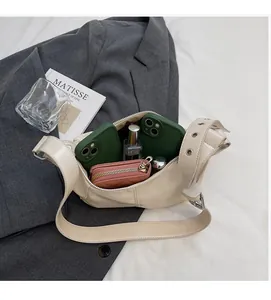 Vista interna della borsa a mezzaluna bianco sporco con spazio per il cellulare