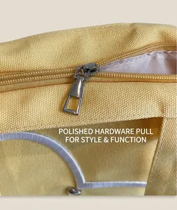 Gros plan sur la fermeture éclair en métal argenté du sac cabas jaune avec broderie