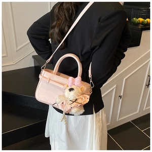 Vue détaillée du sac cabas en cuir rose avec breloque en peluche d'ours blanc mignon