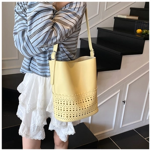 Detail der gelben Beuteltasche mit Laser-Cut-Mustern und dekorativem Wellenrand