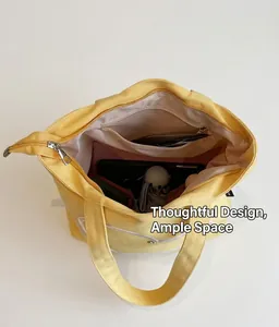 Vue intérieure du sac cabas jaune montrant la grande capacité pour tablette et objets