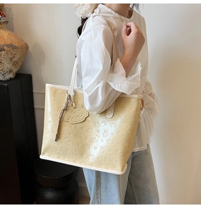 Détail du sac cabas beige avec ours en relief et charm décoratif en forme de nuage