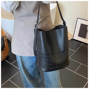 Detailaufnahme der schwarzen Leder-Eimertasche mit filigranem Laser-Cut-Geometriemuster