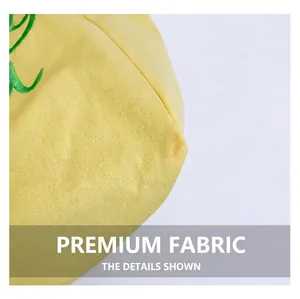 Gros plan sur la texture en toile jaune avec broderie verte et tissage détaillé du tissu