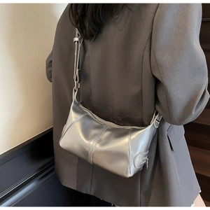 Vista dettagliata della borsa a tracolla argento metallizzato con tracolla regolabile