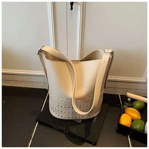 Detailansicht der cremefarbenen Beuteltasche mit Laser-Cut-Muster und Trageriemen