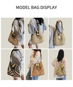 Détail d'un grand sac fourre-tout tissé avec bandoulière en perles et texture au crochet